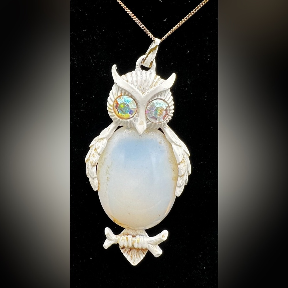 Vintage White Snow Owl With White Stone Stomach And Rhinestone Eyes Pendant